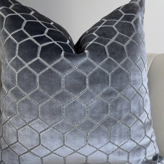 Luxurious 22x22 Hexagonal Pattern Velvet Pillow Cover